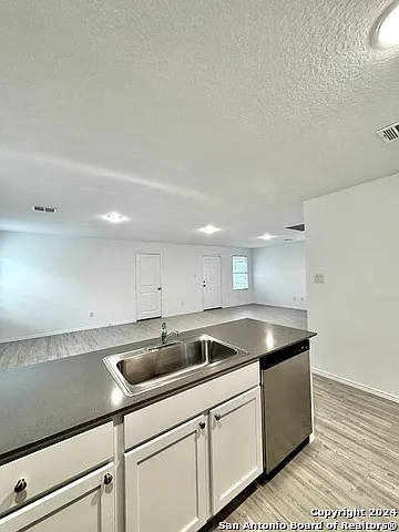 9256 James Bowie — Photo 4