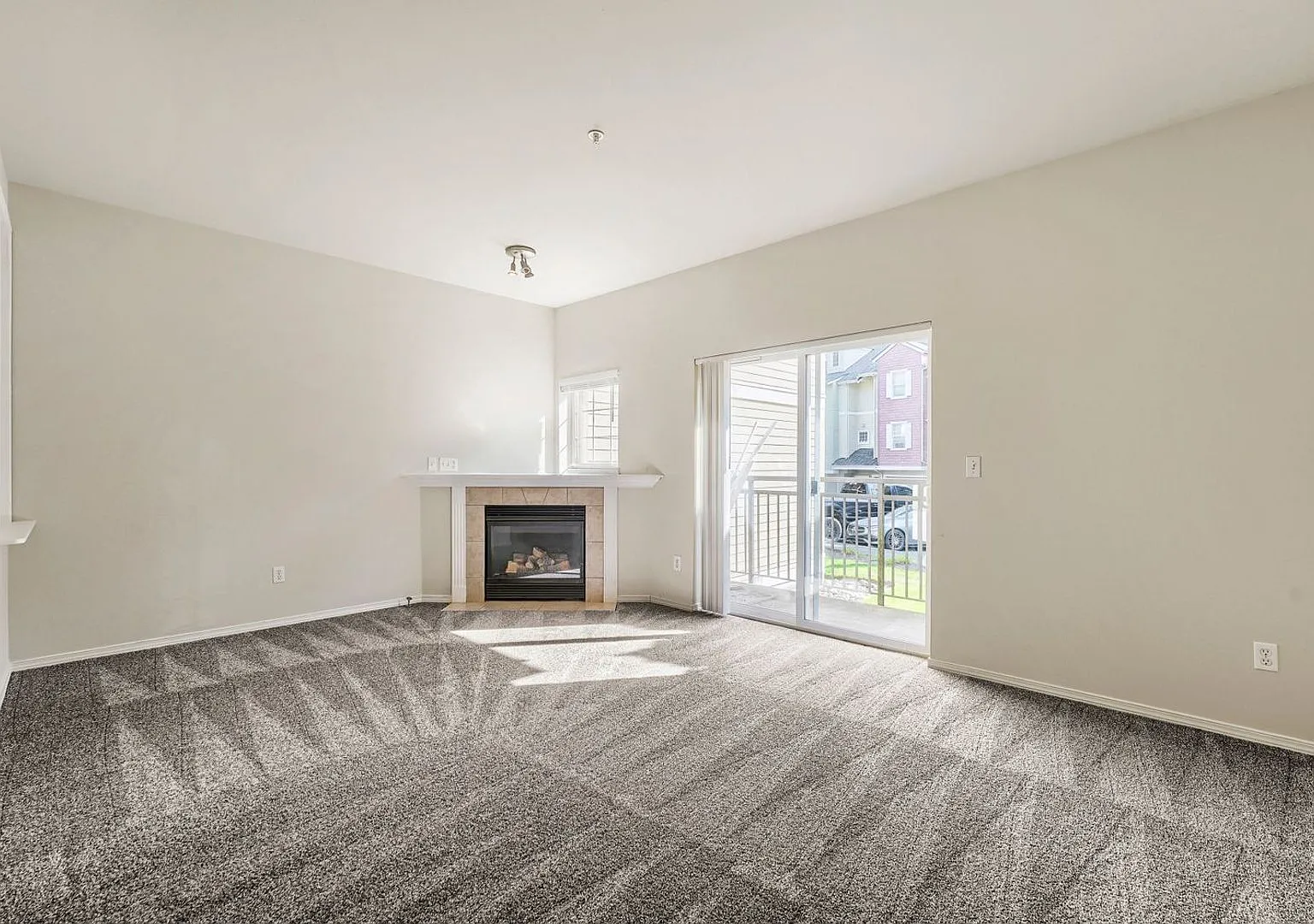 3Bd/2.5Ba Renton Townhome — Photo 3