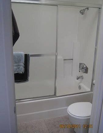 Master Bedroom #1 Bathroom Tub, Shower & Toilet