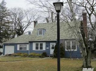 103 Lakeside Dr E, Lawrence, NY 11559