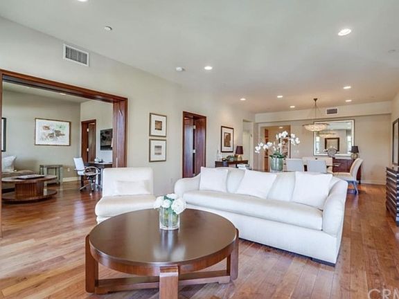 4th image of 447 N Doheny Dr APT 205