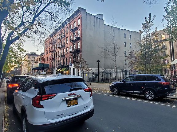 3rd image of 353 W 47th St #5