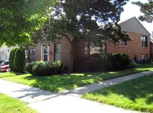 8017 Edgewater Rd, North Riverside, IL 60546