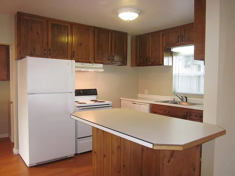365 SE Miller Ave — Photo 3