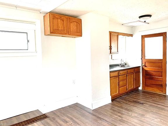 5th image of 315 Superior St
