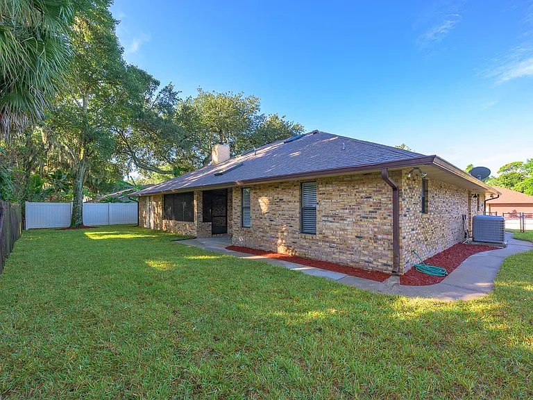 1523 Poplar Dr — Photo 3