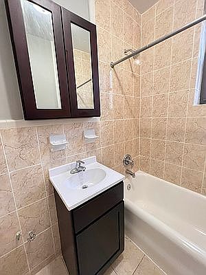 5th image of 11818 Metropolitan Ave APT 1L