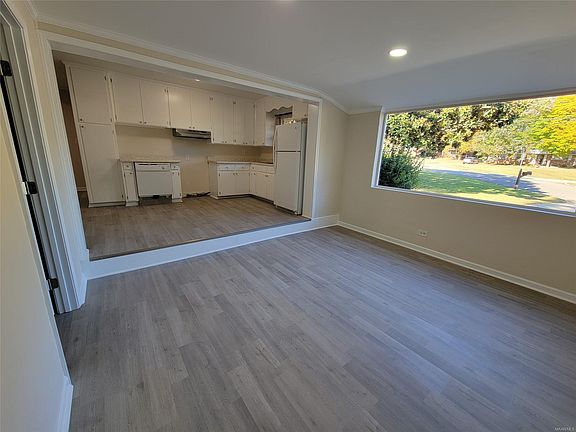 3rd image of 950 Karen Rd