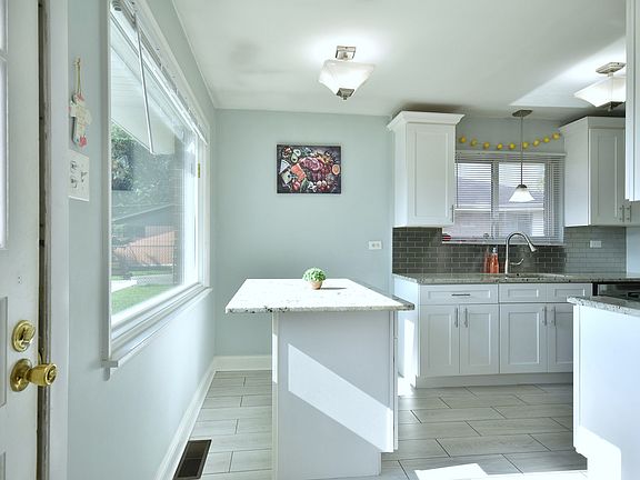 3rd image of 15471 Rose Dr