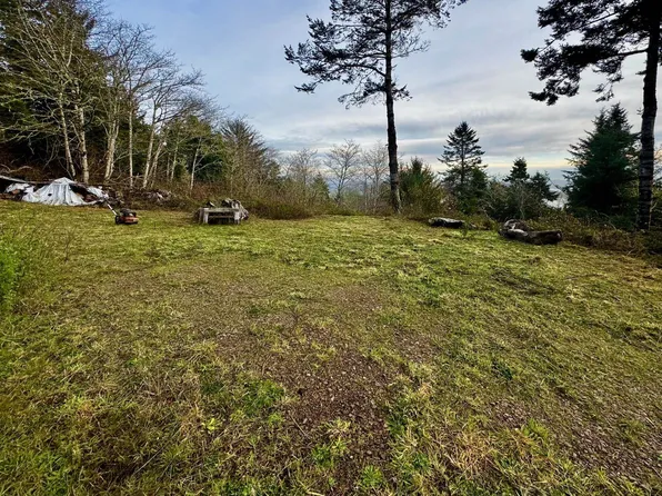10 Ocean Heights Way, Smith River, CA 95567