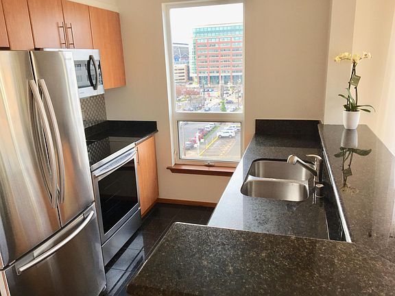 Granite countertops, modern appliances, including dishwasher