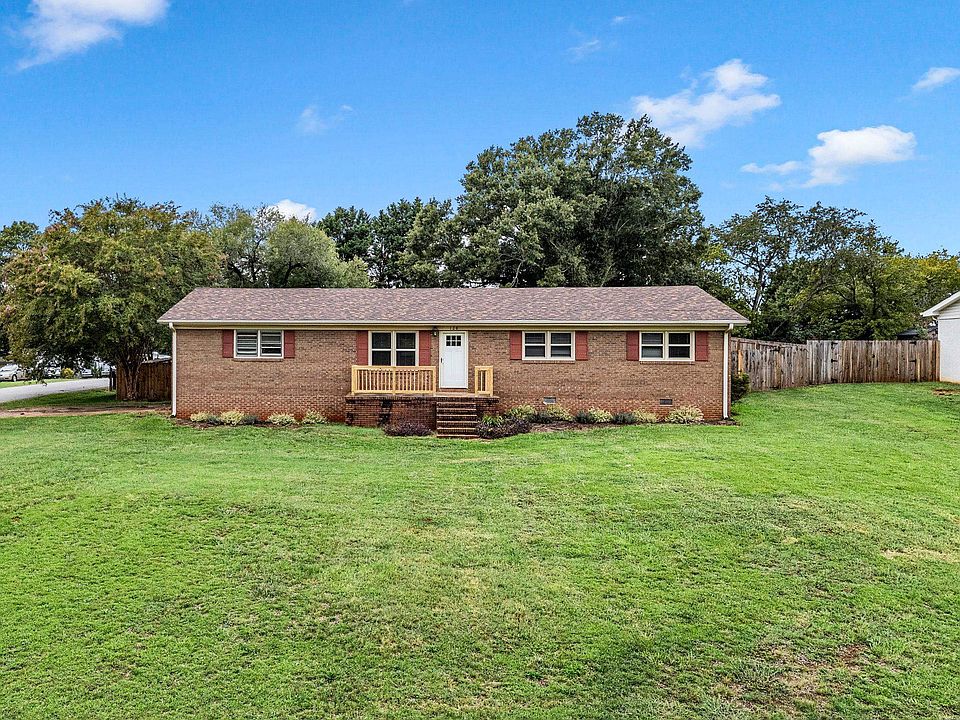 1st image of 128 Twin Creek Dr