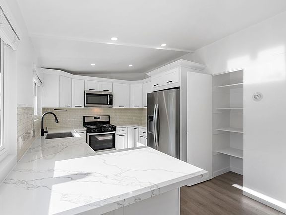 2nd image of 3201-3211 N Bayside Dr #3203