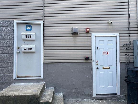 4th image of 618 Grove St