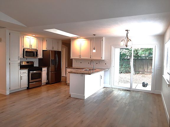 3rd image of 423 Wilson Ln