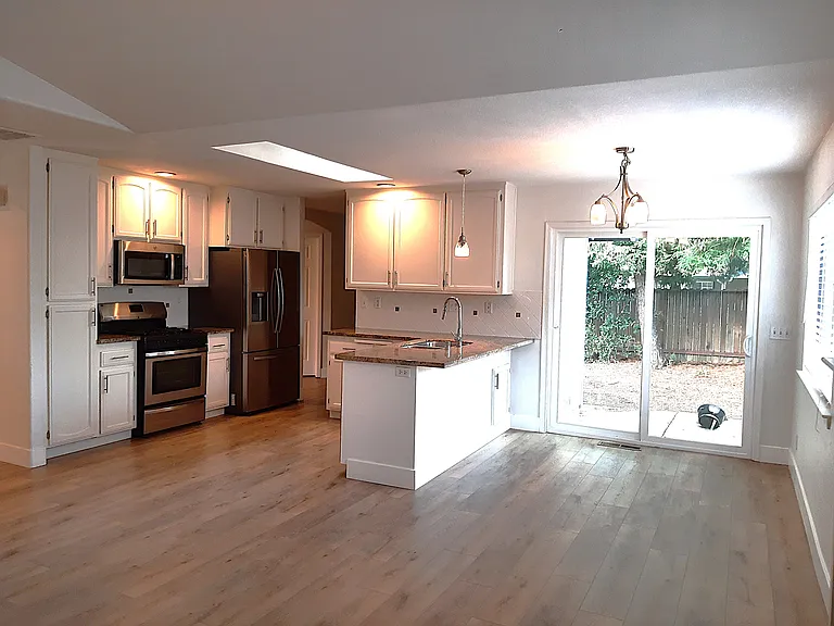 423 Wilson Ln — Photo 3
