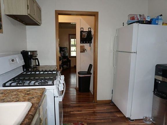 5th image of 1040 Auburn St