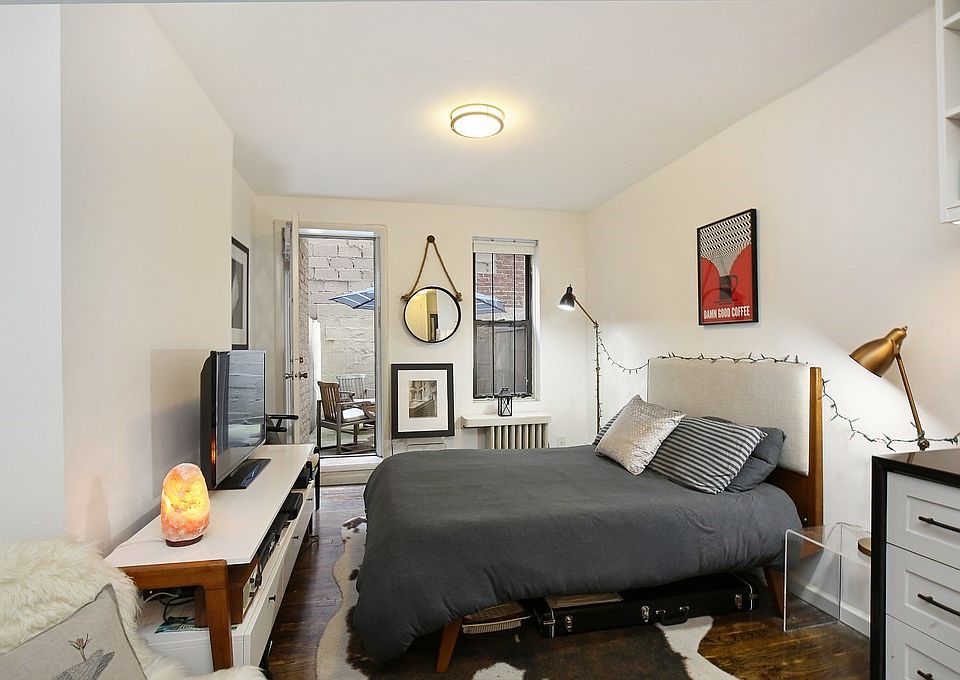 2nd image of 256 W 15th St