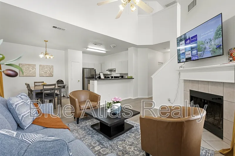 3 bed, 3.0 bath, 1404 sqft, $2,495 — Photo 3