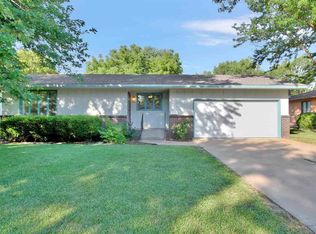 723 Crescent Dr, Hesston, KS 67062