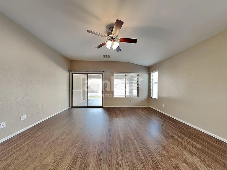 10338 W Wood St — Photo 5