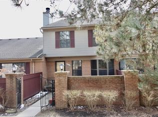 38804 Country Cir, Farmington, MI 48331