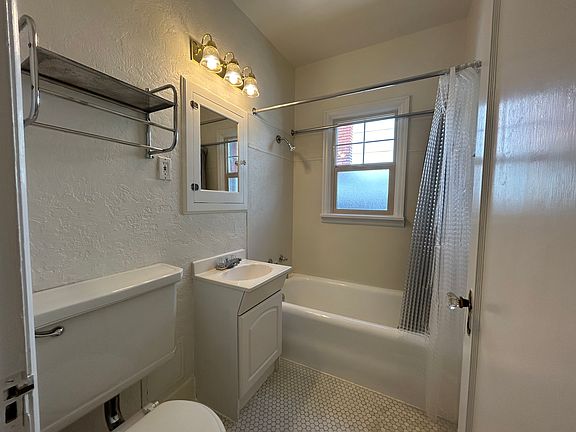 4th image of 1530 NE 10th Ave APT 302