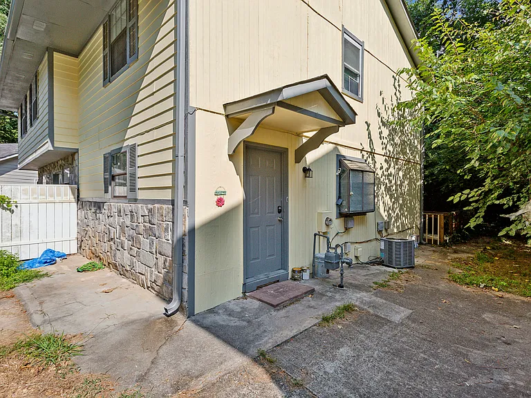 1281 Creekside Ct SE — Photo 2