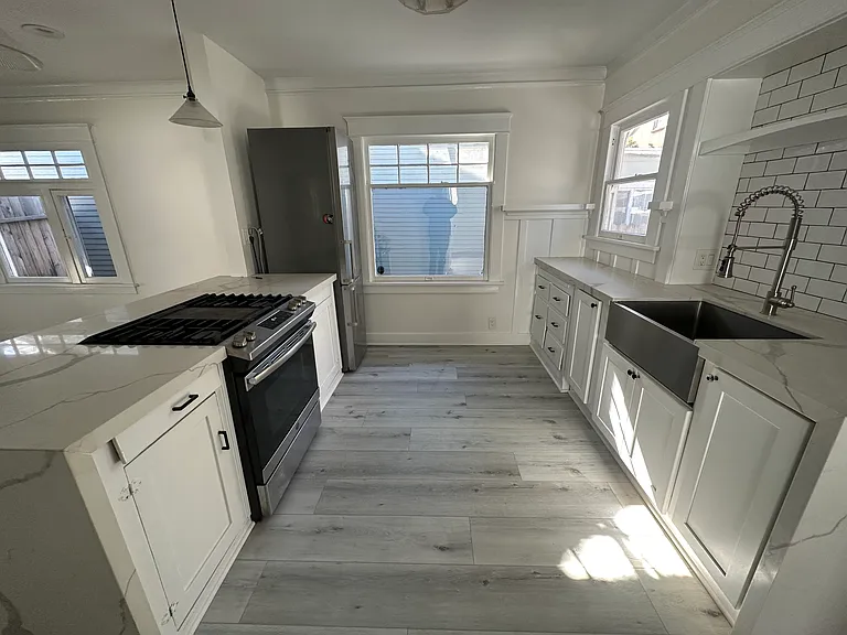 725 E 5th St #A — Photo 9