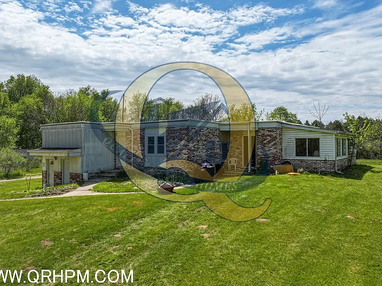 10149 Corunna Rd — Photo 15