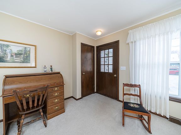 5th image of 650 E Lincoln Ave