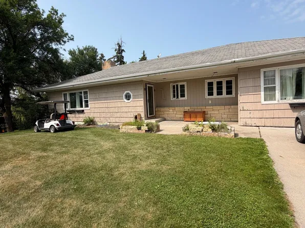 805 Elm Ave S, Hallock, MN 56728