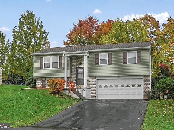 2nd image of 975 Daniel Dr