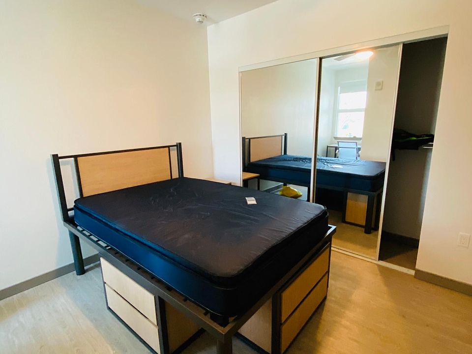 2nd image of 2215 E Alcazar St #5516