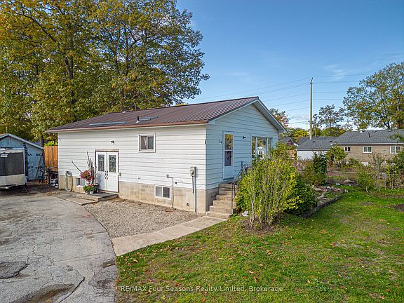 5th image of 24 Indianola Cres