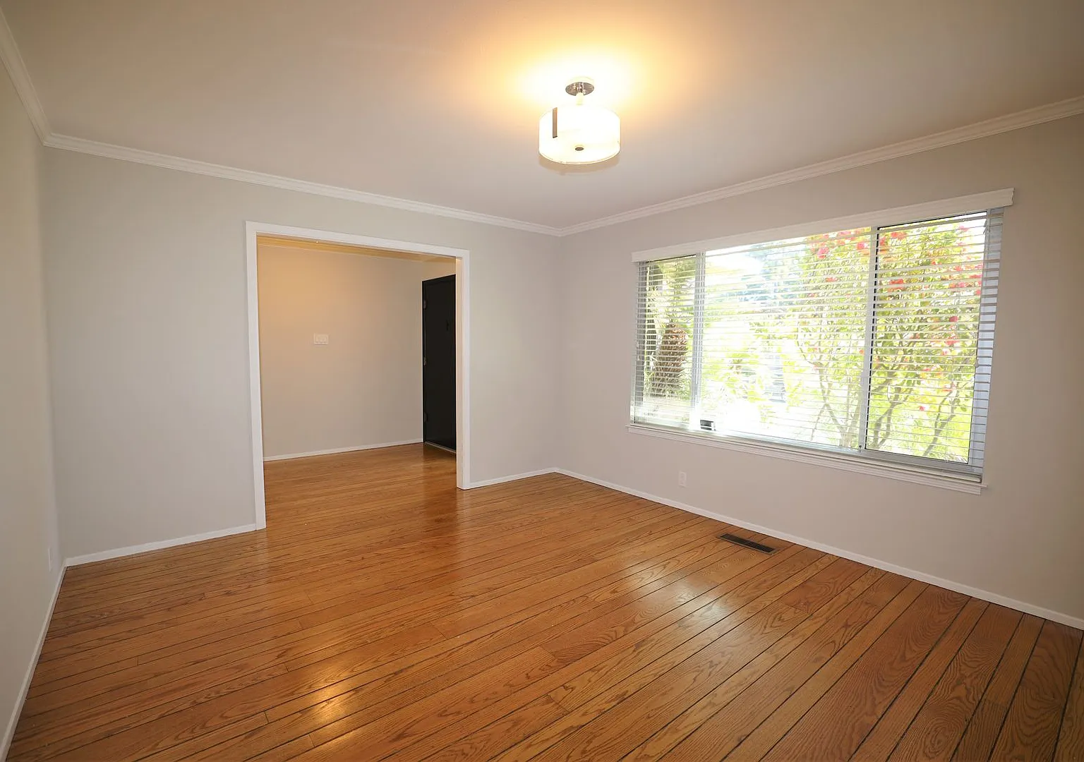 Spacious 4 bed/3 bath house near Downtown Burlingame available NOW! — Photo 4