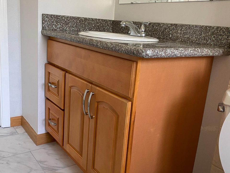 Large bathroom : New door and mirrow.