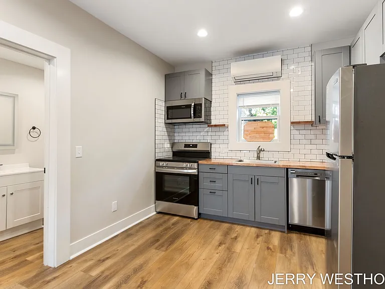 715 Butterworth St SW #1 — Photo 4