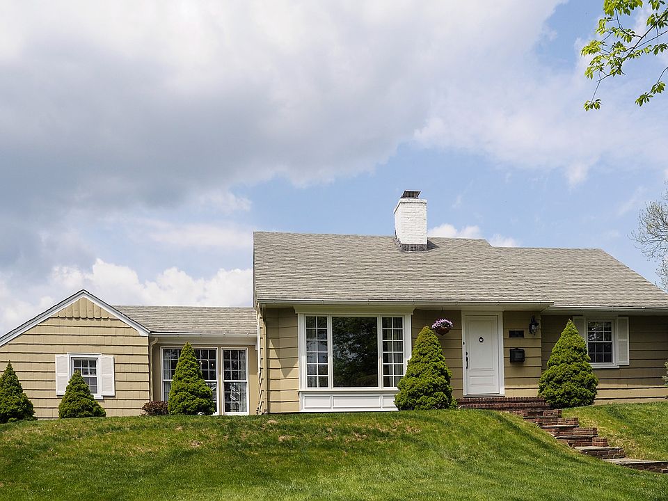 2nd image of 714 Fairway Dr