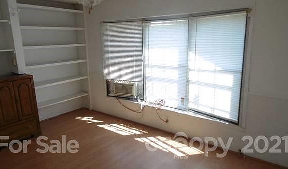 5th image of 299 Westwood Cir