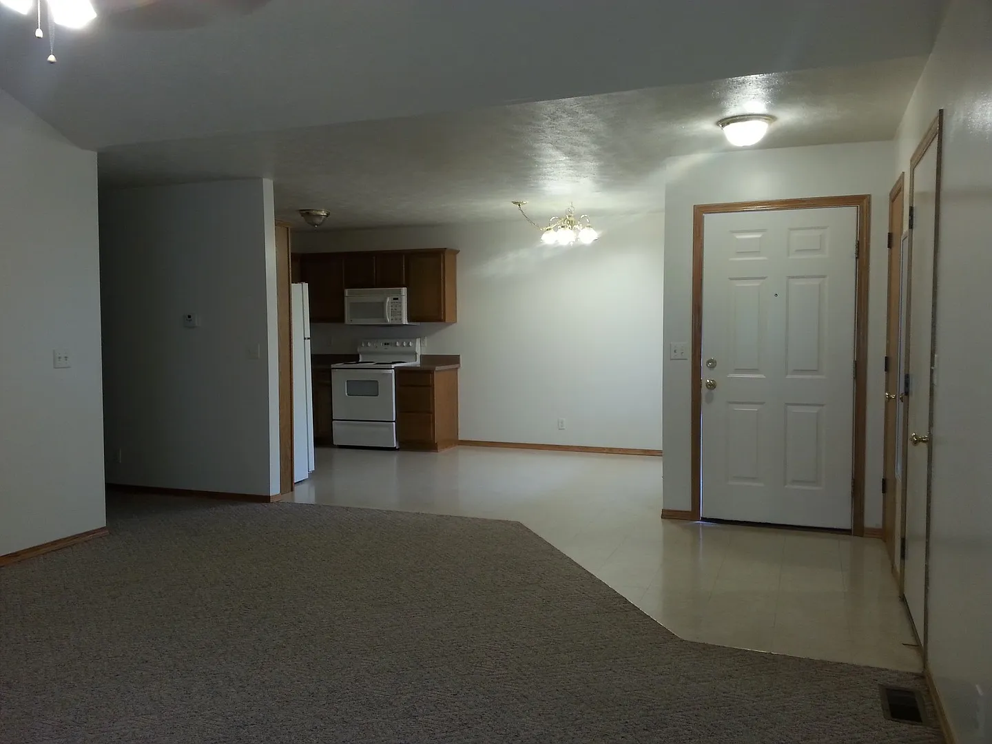 Executive Rental 2 Bedroom 2 Bath 2 Car Garage Duplex — Photo 3