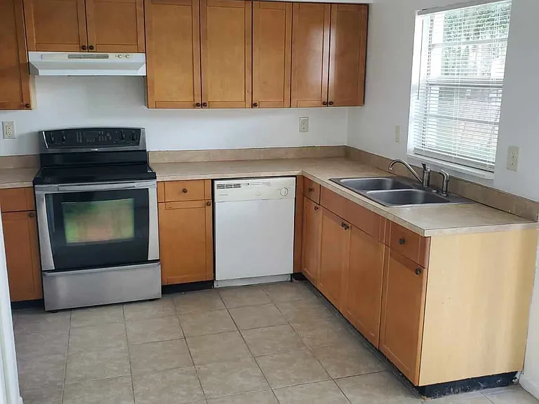 729 Greenleaf Ln #729 — Photo 3