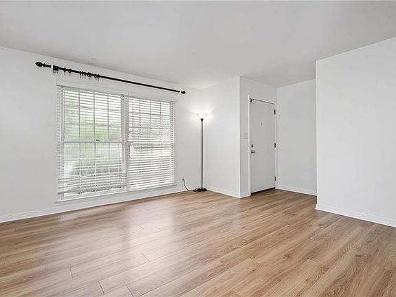 5th image of 117 Vanderbilt Dr