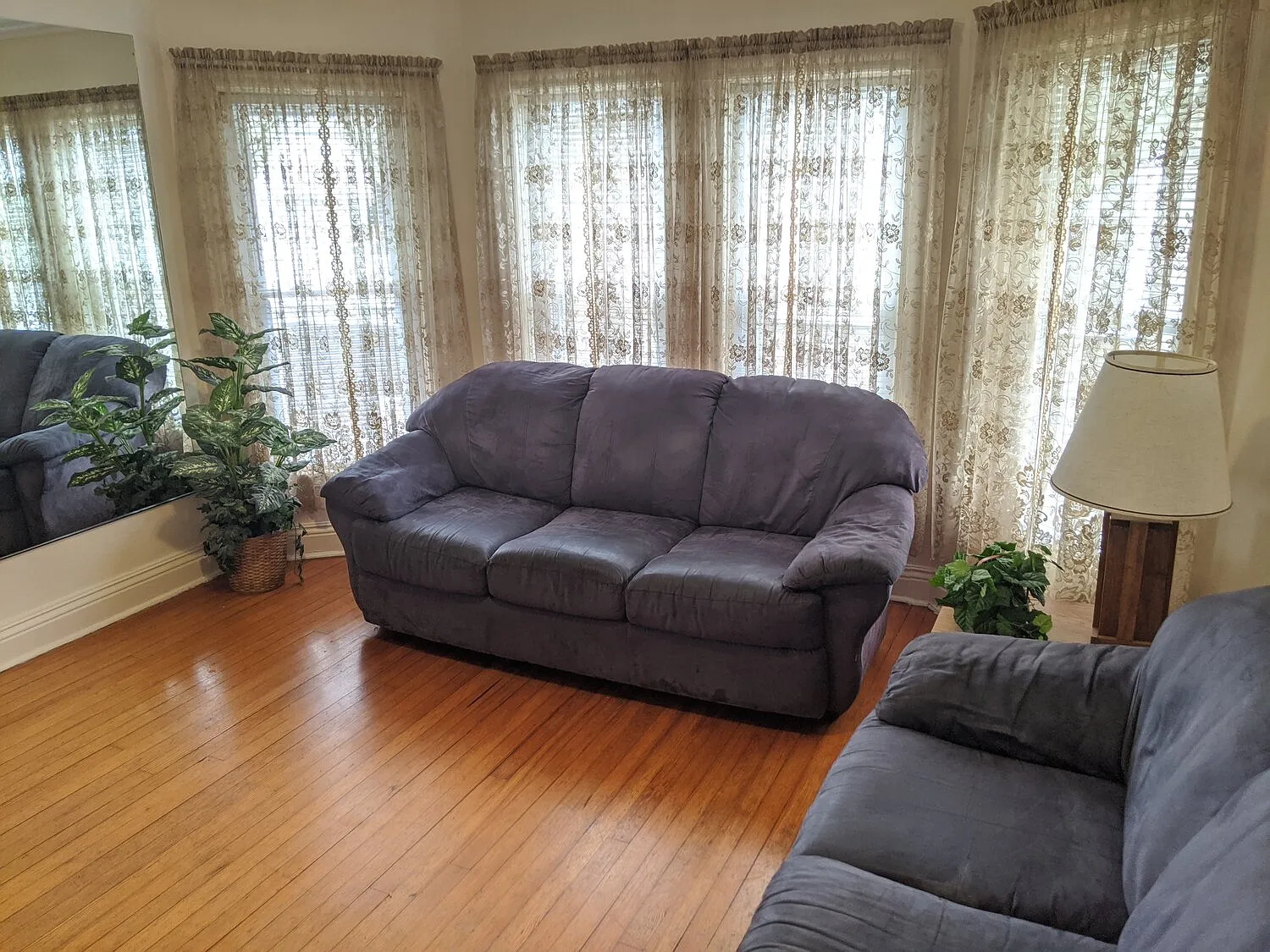 3 bed, 2400 sqft, $720 — Photo 2