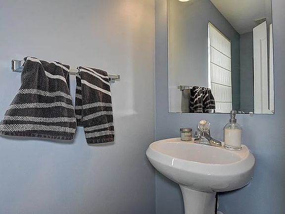 4th image of 4821 Lake Dr