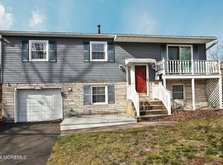 25 Forest Valley Dr, Toms River, NJ