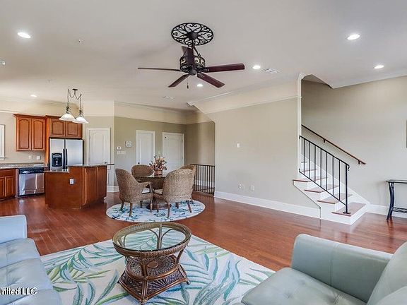 4th image of 2 Oak Alley Ln