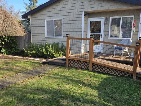 738 S 2nd St, Carlton, OR 97111