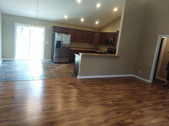 3rd image of 1731 Riverfield Dr
