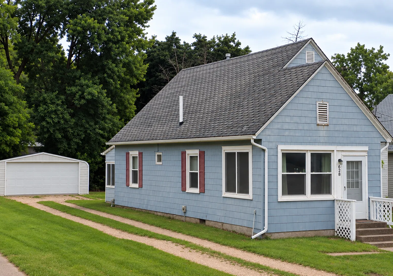 Charming 2-Bedroom Home with Garage, Basement & Porch in Clinton, IA — Photo 2